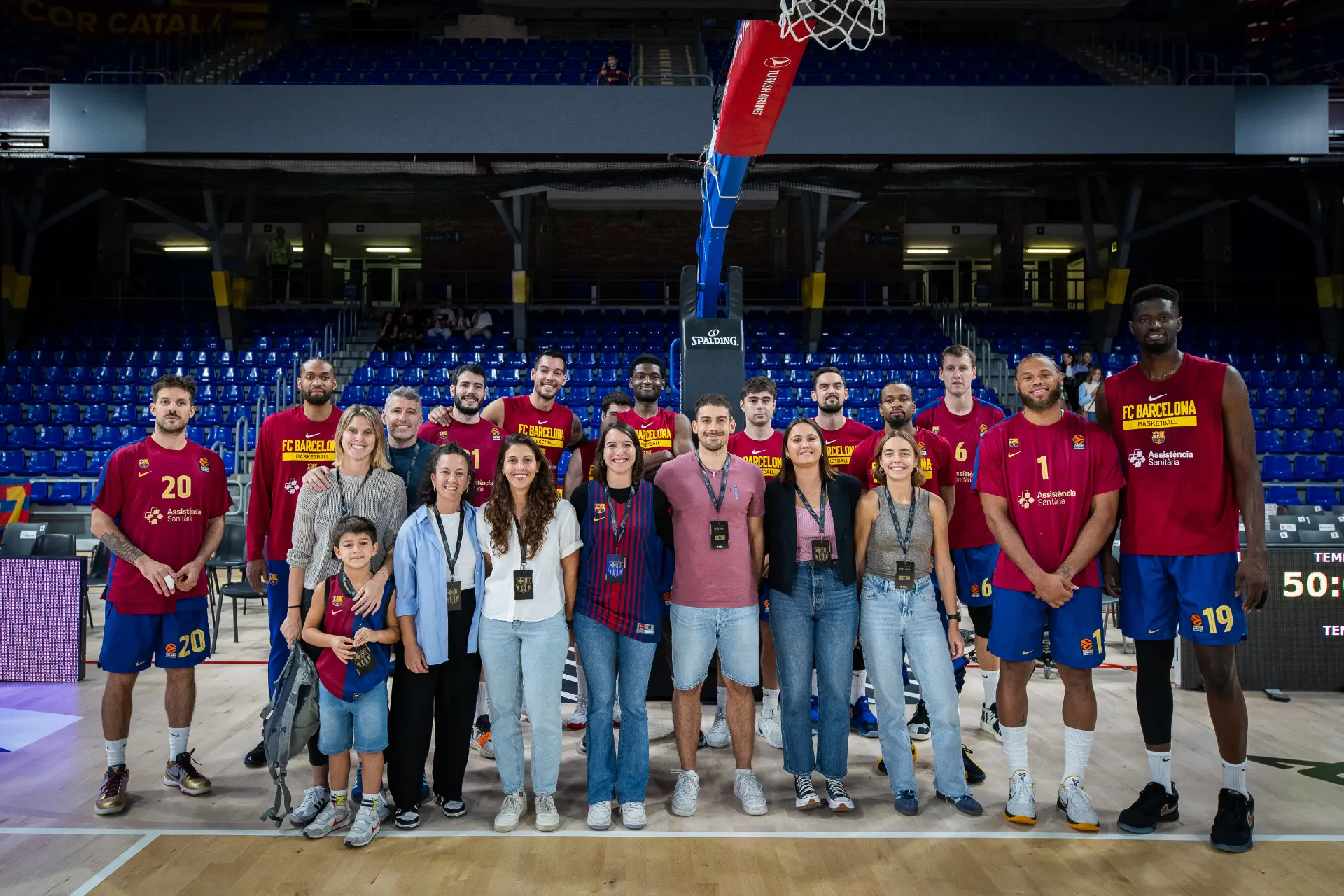Korismatkojen ryhmä yhteiskuvassa FC Barcelonan koripallojoukkueen kanssa Palau Blaugranassa