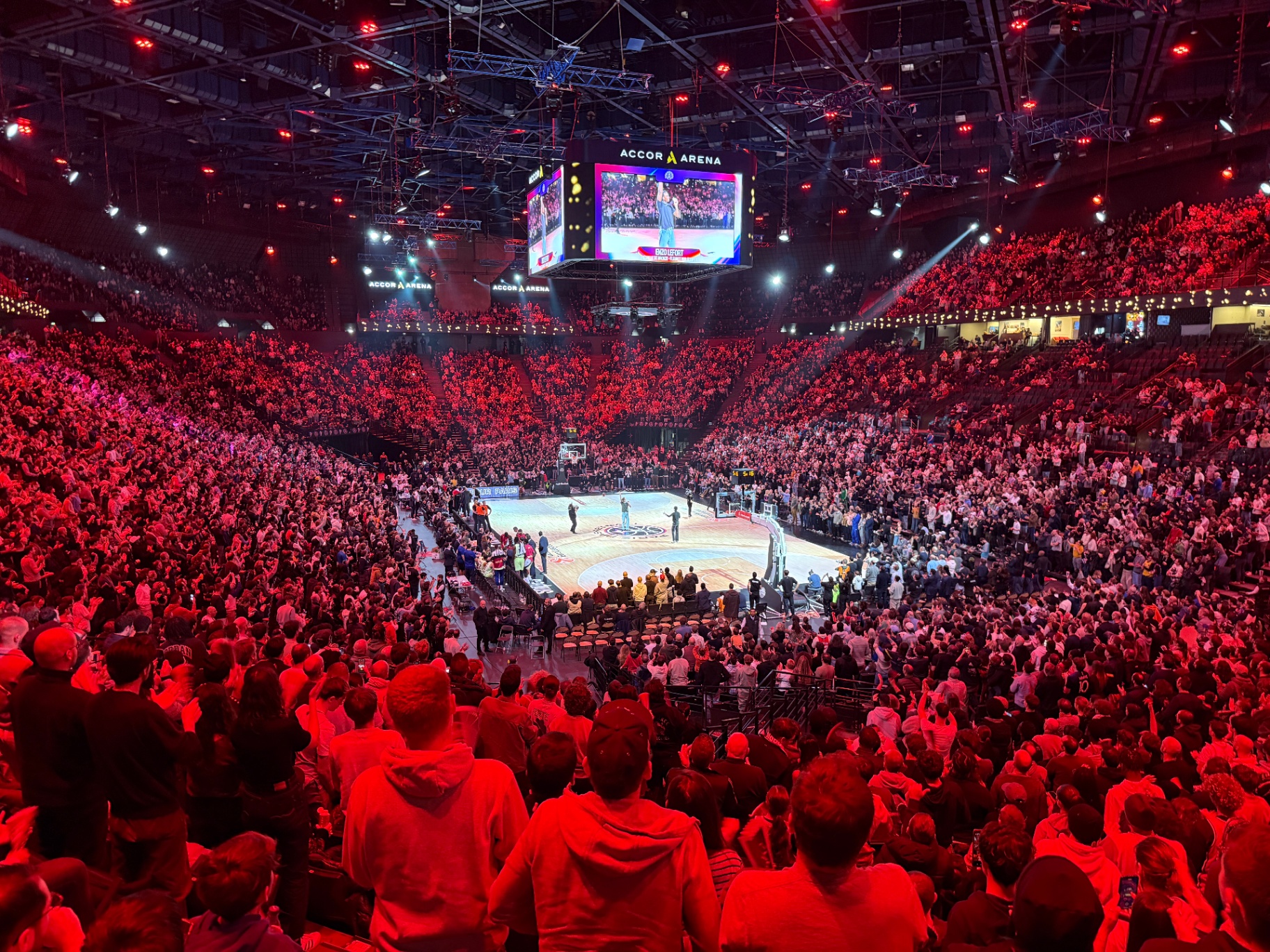 Accor Arena täynnä intohimoisia fans punaisessa valossa