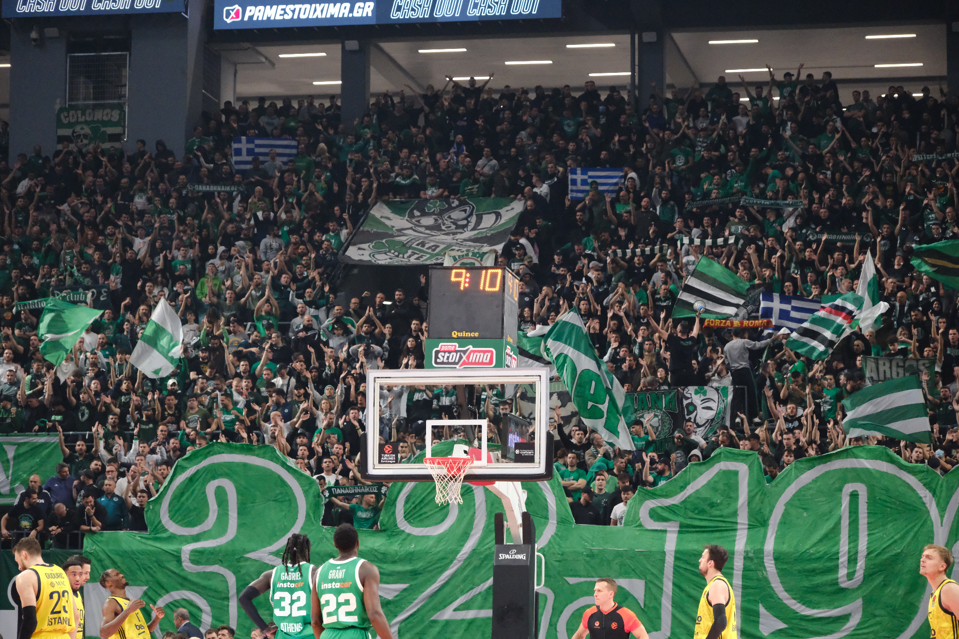 Panathinaikos fanit vihreässä meressä suurella tifoilla ottelun aikana